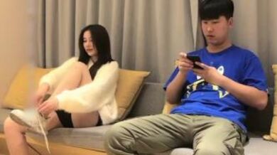 这才是真实高端外围的打开方式，白皙的皮肤侧脸无敌美，被小哥的胖身体重压下面